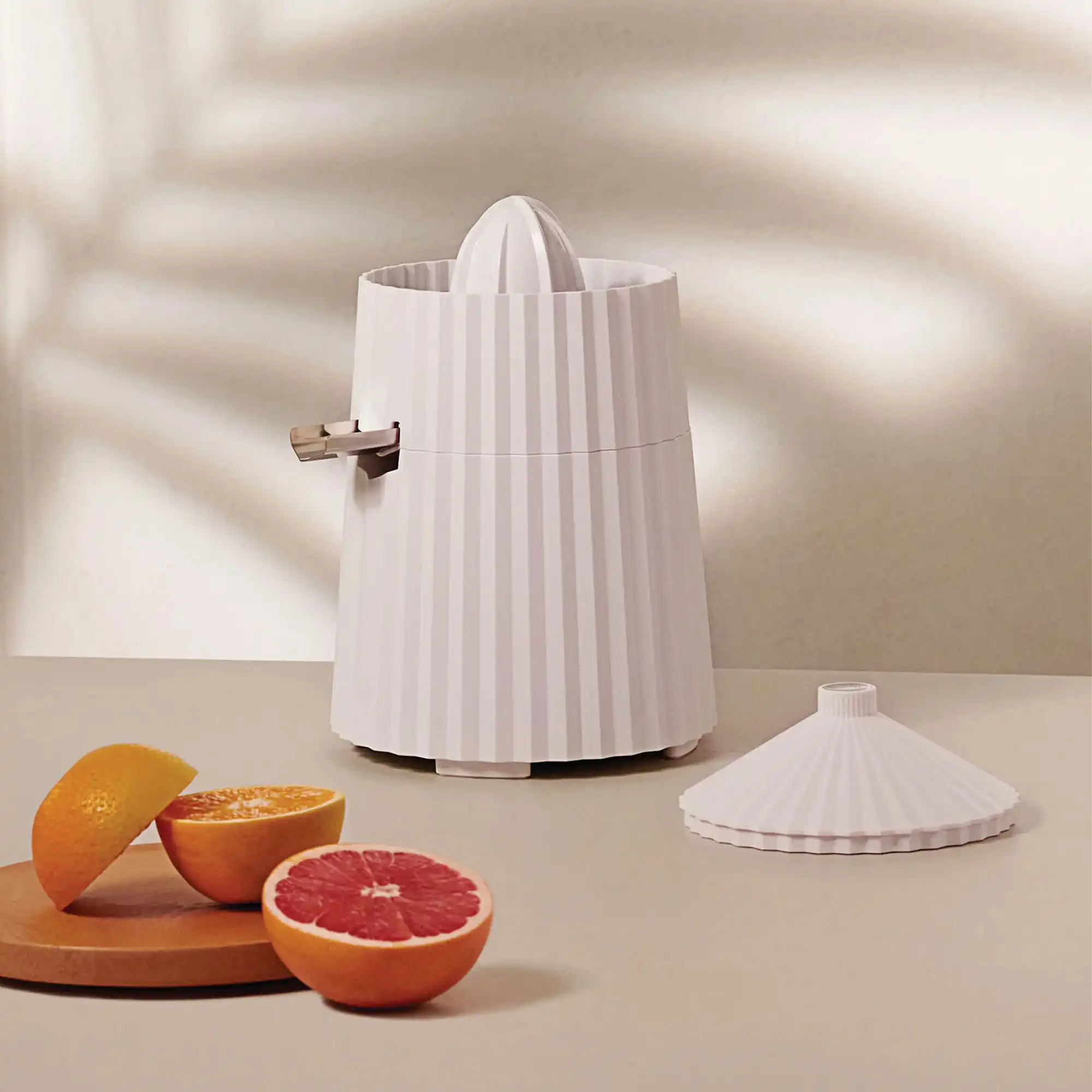 Plissé Electric citrus squeezer - White