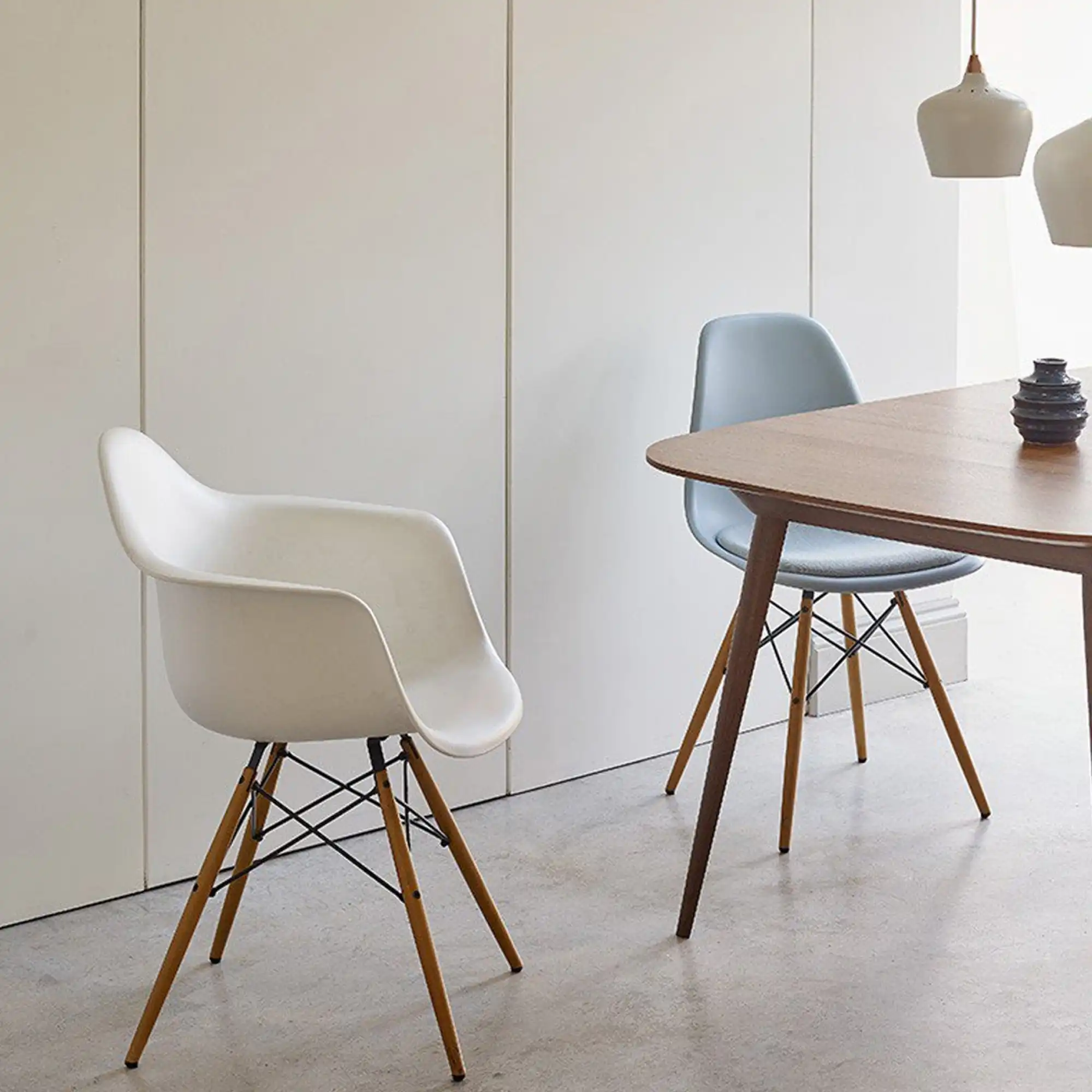 Eames Plastic Armchair DAW - 83 Sea Blue - Ash Honey Tone