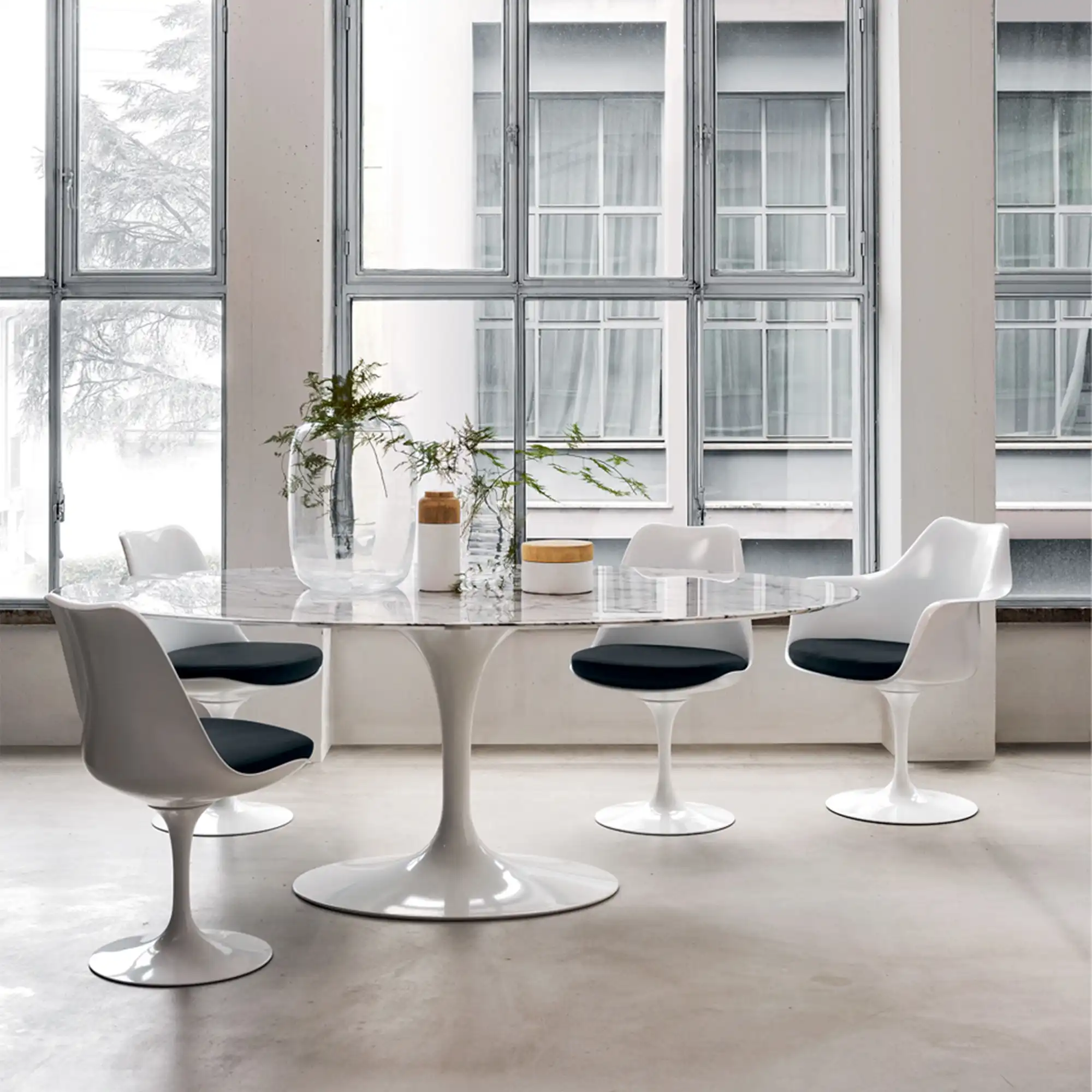 Saarinen Tulip karmstol Black